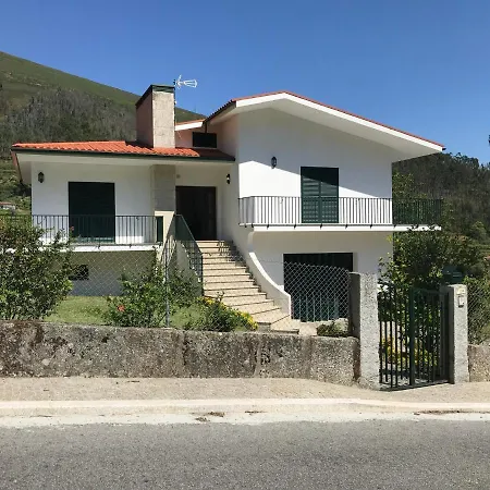 Casa Largo Da Igreja Teixeira