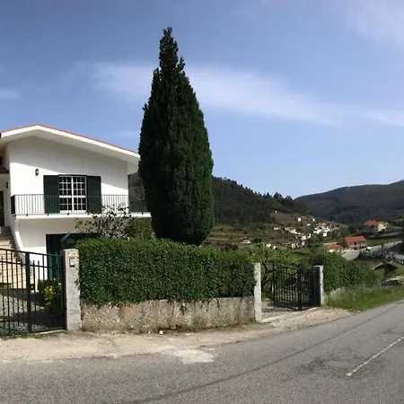 Casa Largo Da Igreja
